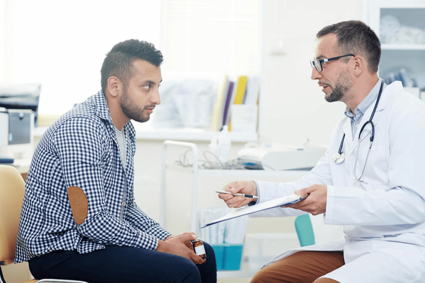 doctor con un joven