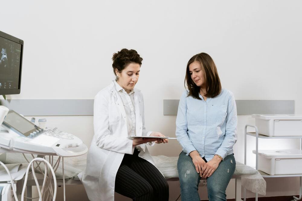 doctor hablando con paciente