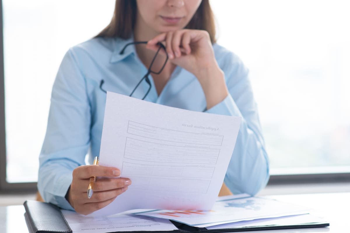 Mujer leyendo un documento